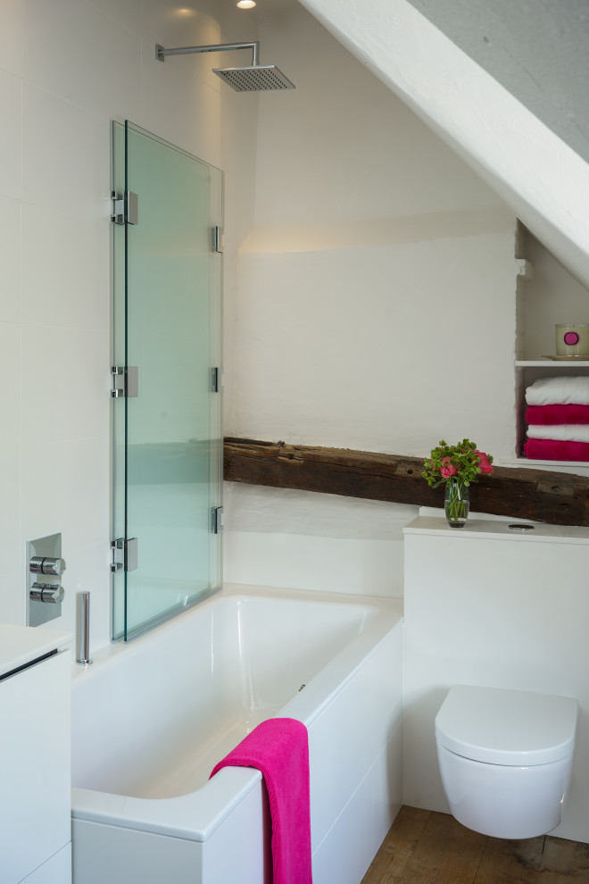 Esempio di una stanza da bagno per bambini bohémian di medie dimensioni con ante bianche e porta doccia a battente