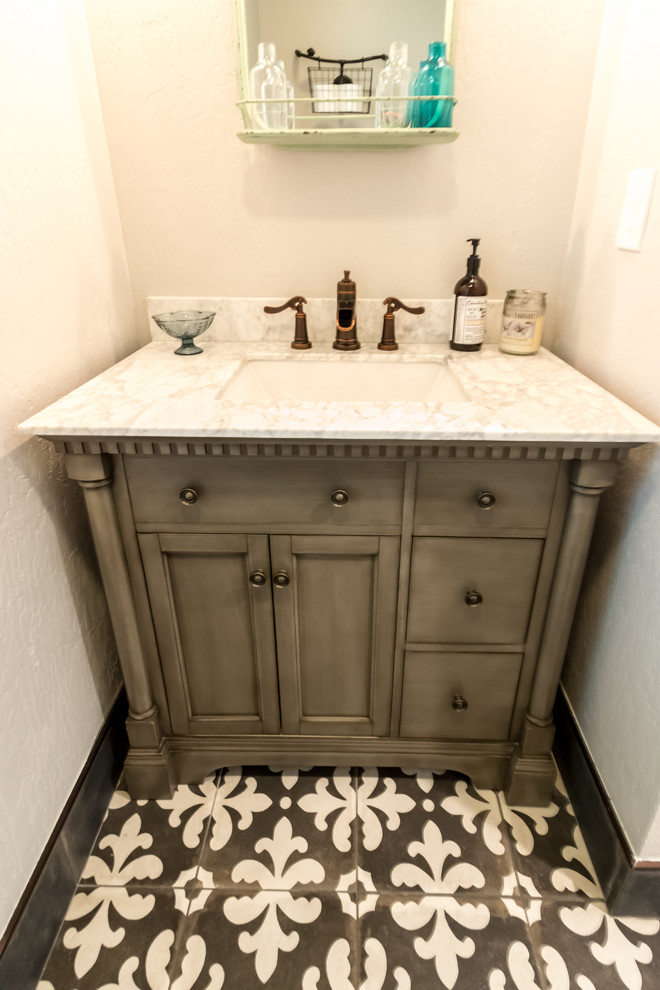 Imagen de cuarto de baño bohemio pequeño con puertas de armario de madera oscura, paredes blancas y suelo de azulejos de cemento