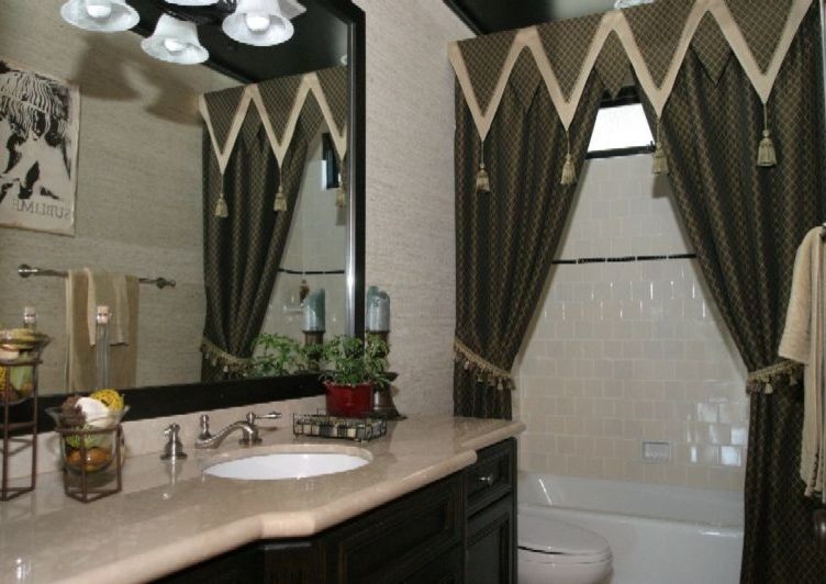 На фото: ванная комната среднего размера в классическом стиле с фасадами в стиле шейкер, черными фасадами, ванной в нише, душем над ванной, унитазом-моноблоком, бежевой плиткой, керамогранитной плиткой, бежевыми стенами, душевой кабиной, врезной раковиной, столешницей из известняка и шторкой для ванной