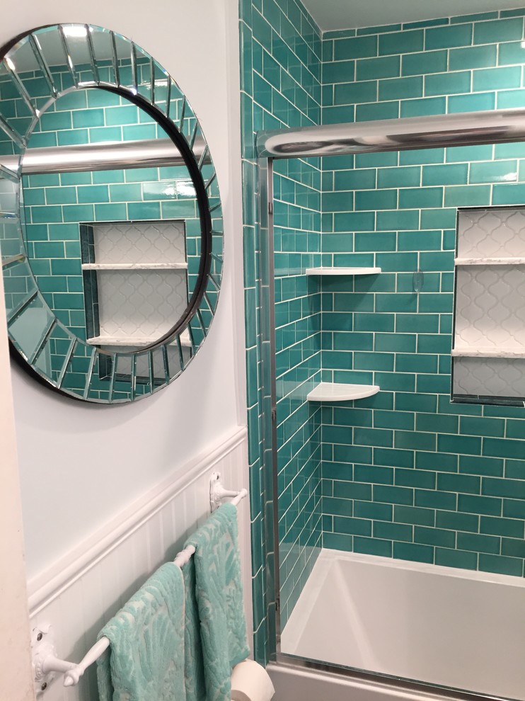 Стильный дизайн: маленькая ванная комната в стиле фьюжн с фасадами с утопленной филенкой, белыми фасадами, ванной в нише, раздельным унитазом, зеленой плиткой, керамической плиткой, белыми стенами, полом из керамогранита, душевой кабиной, врезной раковиной, столешницей из искусственного кварца, серым полом и душем с раздвижными дверями для на участке и в саду - последний тренд