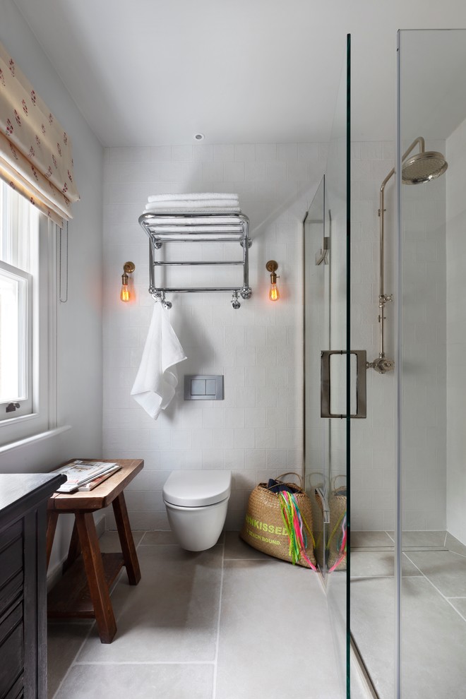 Inspiration pour une petite salle de bain traditionnelle pour enfant avec un carrelage gris, un plan de toilette en bois et une cabine de douche à porte battante.