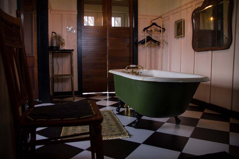 Exempel på ett stort lantligt brun brunt en-suite badrum, med möbel-liknande, ett badkar med tassar, en öppen dusch, en toalettstol med hel cisternkåpa, svart och vit kakel, keramikplattor, rosa väggar, klinkergolv i keramik, ett fristående handfat, träbänkskiva, svart golv och dusch med duschdraperi