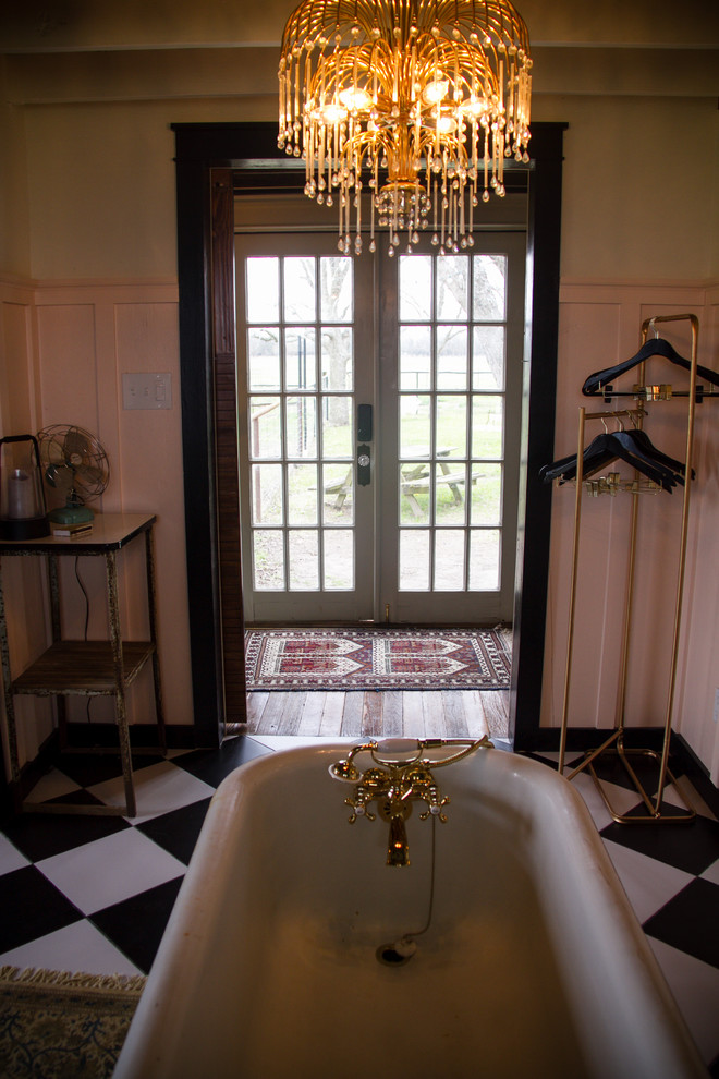 Свежая идея для дизайна: большая главная ванная комната в стиле кантри с фасадами островного типа, ванной на ножках, открытым душем, унитазом-моноблоком, черно-белой плиткой, керамической плиткой, розовыми стенами, полом из керамической плитки, настольной раковиной, столешницей из дерева, черным полом, шторкой для ванной и коричневой столешницей - отличное фото интерьера