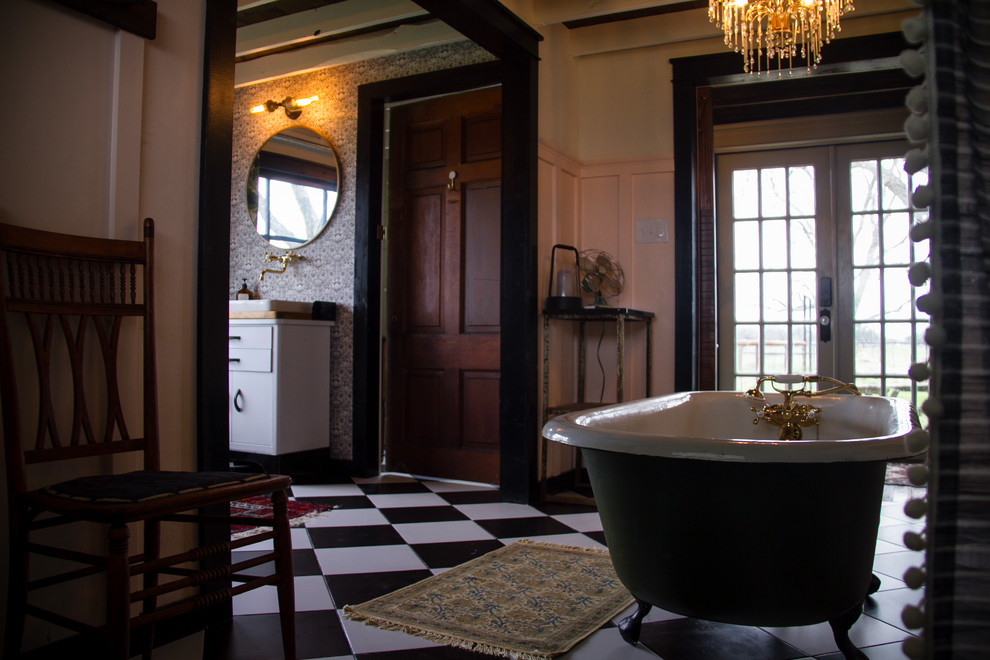 Идея дизайна: большая главная ванная комната в стиле кантри с фасадами островного типа, ванной на ножках, открытым душем, унитазом-моноблоком, черно-белой плиткой, керамической плиткой, розовыми стенами, полом из керамической плитки, настольной раковиной, столешницей из дерева, черным полом, шторкой для ванной и коричневой столешницей