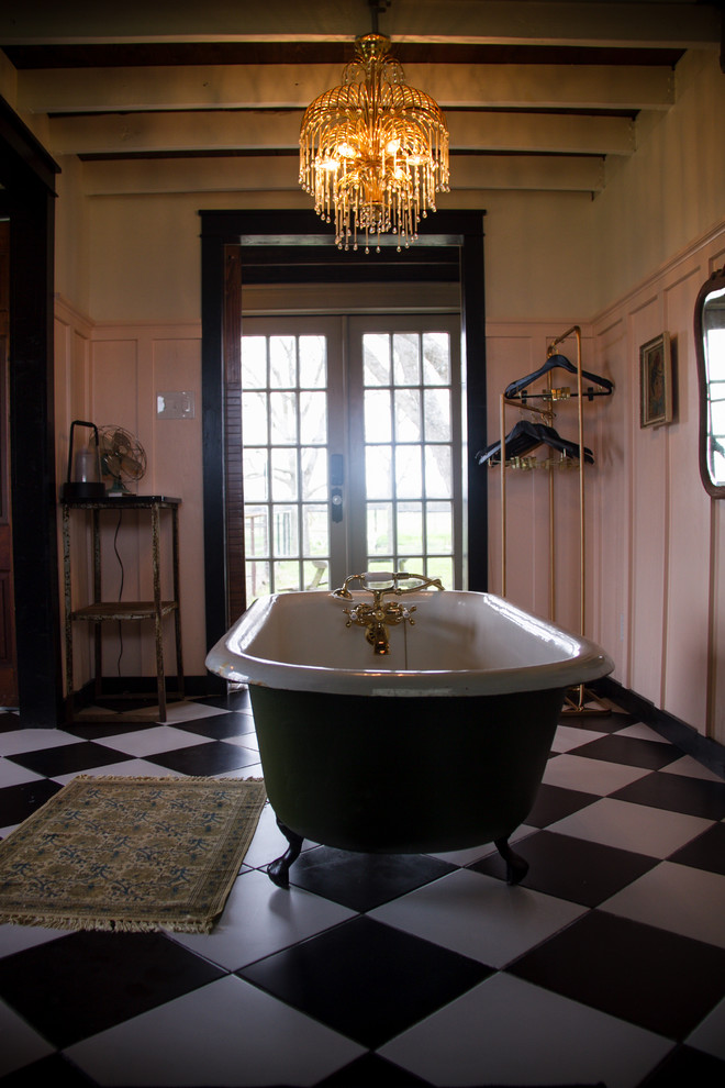 Источник вдохновения для домашнего уюта: большая главная ванная комната в стиле кантри с фасадами островного типа, ванной на ножках, открытым душем, унитазом-моноблоком, черно-белой плиткой, керамической плиткой, розовыми стенами, полом из керамической плитки, настольной раковиной, столешницей из дерева, черным полом, шторкой для ванной и коричневой столешницей