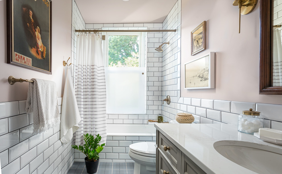 Стильный дизайн: детская ванная комната среднего размера в современном стиле с фасадами с утопленной филенкой, серыми фасадами, ванной в нише, душем над ванной, раздельным унитазом, белой плиткой, керамической плиткой, розовыми стенами, полом из керамической плитки, накладной раковиной, столешницей из искусственного камня, серым полом, шторкой для ванной и белой столешницей - последний тренд