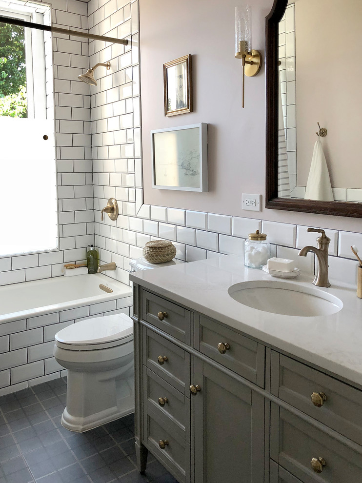 Пример оригинального дизайна: детская ванная комната среднего размера в современном стиле с фасадами с утопленной филенкой, серыми фасадами, ванной в нише, душем над ванной, раздельным унитазом, белой плиткой, керамической плиткой, розовыми стенами, полом из керамической плитки, накладной раковиной, столешницей из искусственного камня, серым полом, шторкой для ванной и белой столешницей