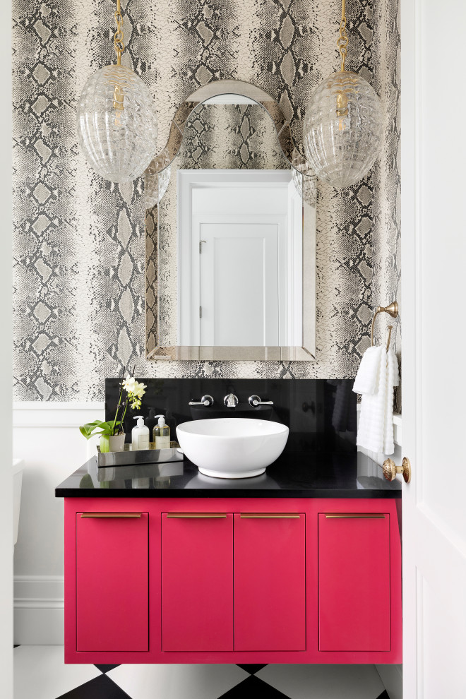 Inspiration pour une salle de bain grise et rose design de taille moyenne avec un placard à porte plane, des portes de placard rouges, un mur gris, une vasque, un plan de toilette noir, meuble simple vasque, meuble-lavabo suspendu et du papier peint.