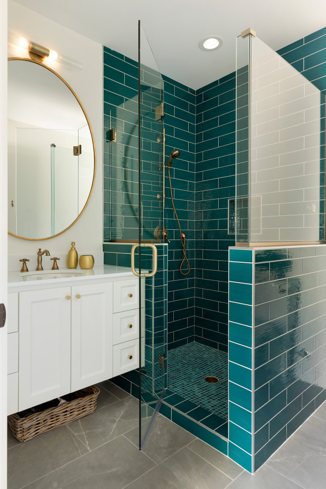 Пример оригинального дизайна: ванная комната в стиле неоклассика (современная классика) с фасадами в стиле шейкер, белыми фасадами, угловым душем, синей плиткой, белыми стенами, врезной раковиной, серым полом, душем с распашными дверями, белой столешницей, тумбой под одну раковину и подвесной тумбой