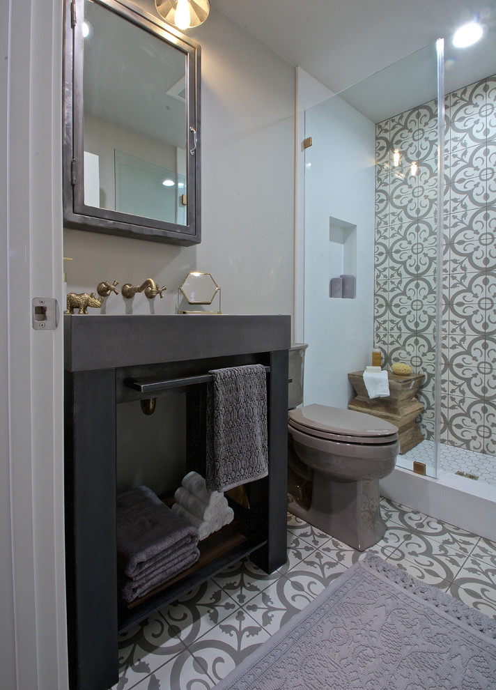 Bild på ett litet eklektiskt badrum med dusch, med grå kakel, cementkakel, grå väggar, betonggolv, öppna hyllor, en dusch i en alkov, en toalettstol med separat cisternkåpa och bänkskiva i betong
