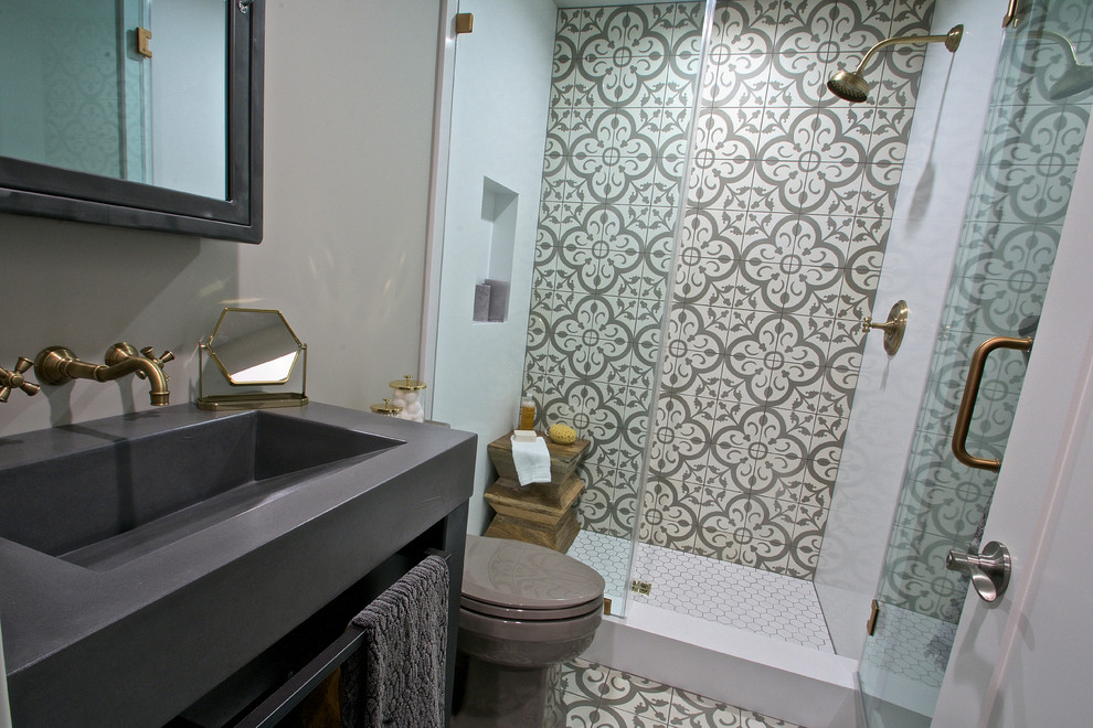 Immagine di una stanza da bagno bohémian con piastrelle grigie, piastrelle di cemento, pareti grigie e pavimento in cemento