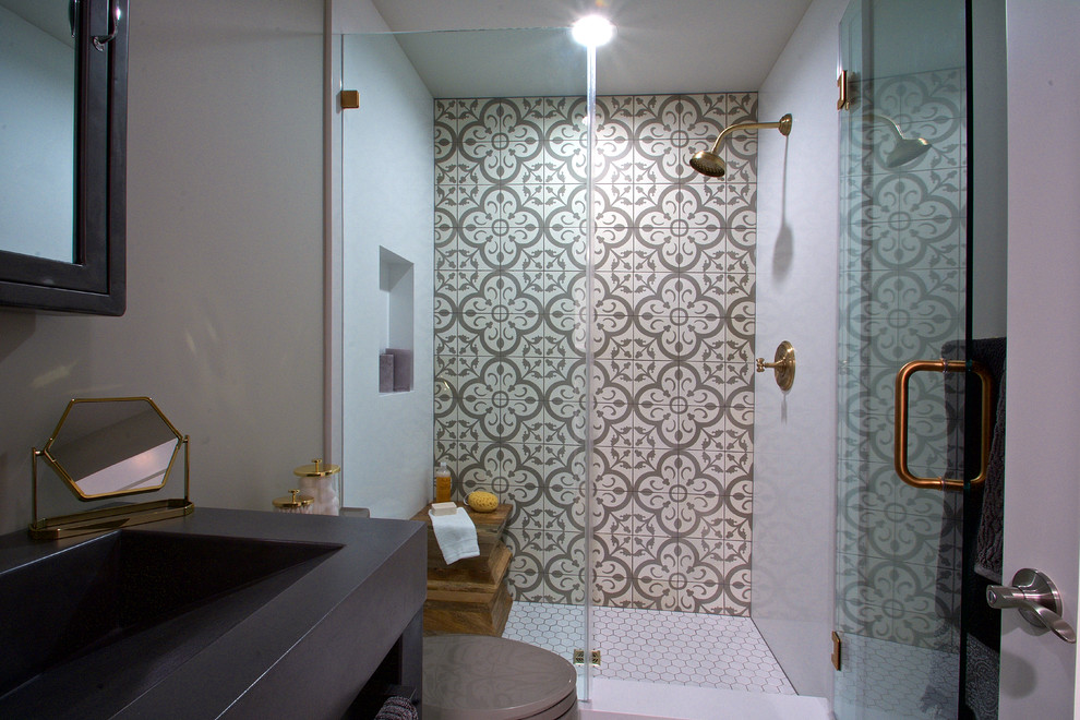 Exemple d'une petite salle de bain éclectique avec un carrelage gris, des carreaux de béton, un mur gris, sol en béton ciré, un placard sans porte, WC séparés et un plan de toilette en béton.