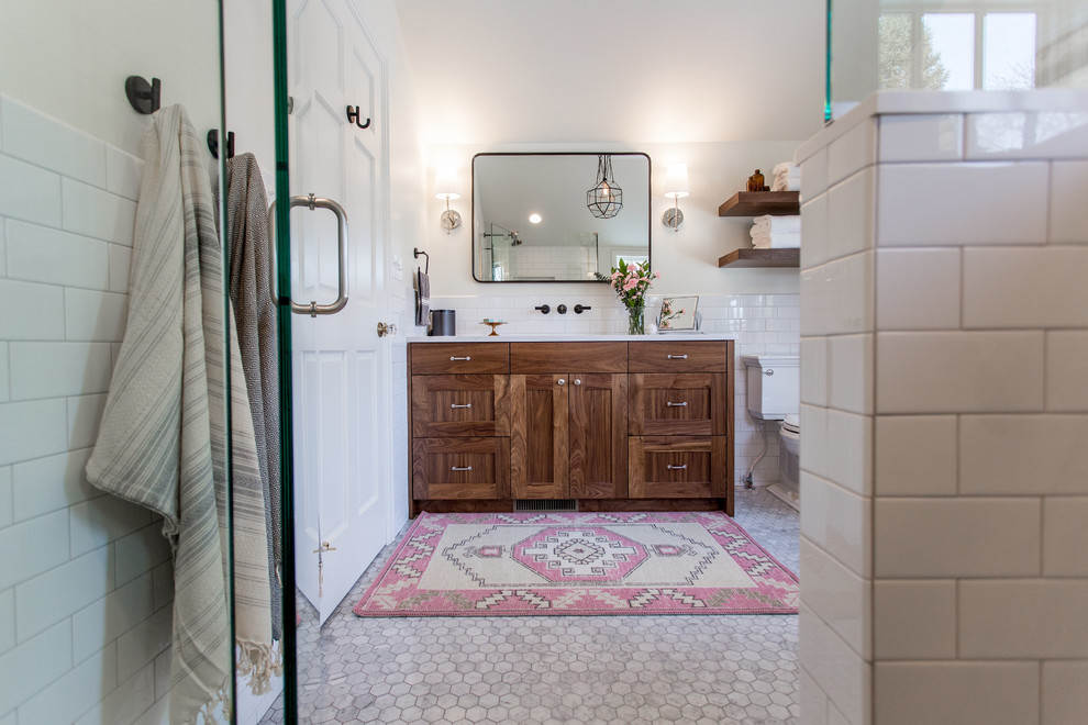 Ejemplo de cuarto de baño retro con bañera exenta, baldosas y/o azulejos blancos, suelo de mármol y suelo gris