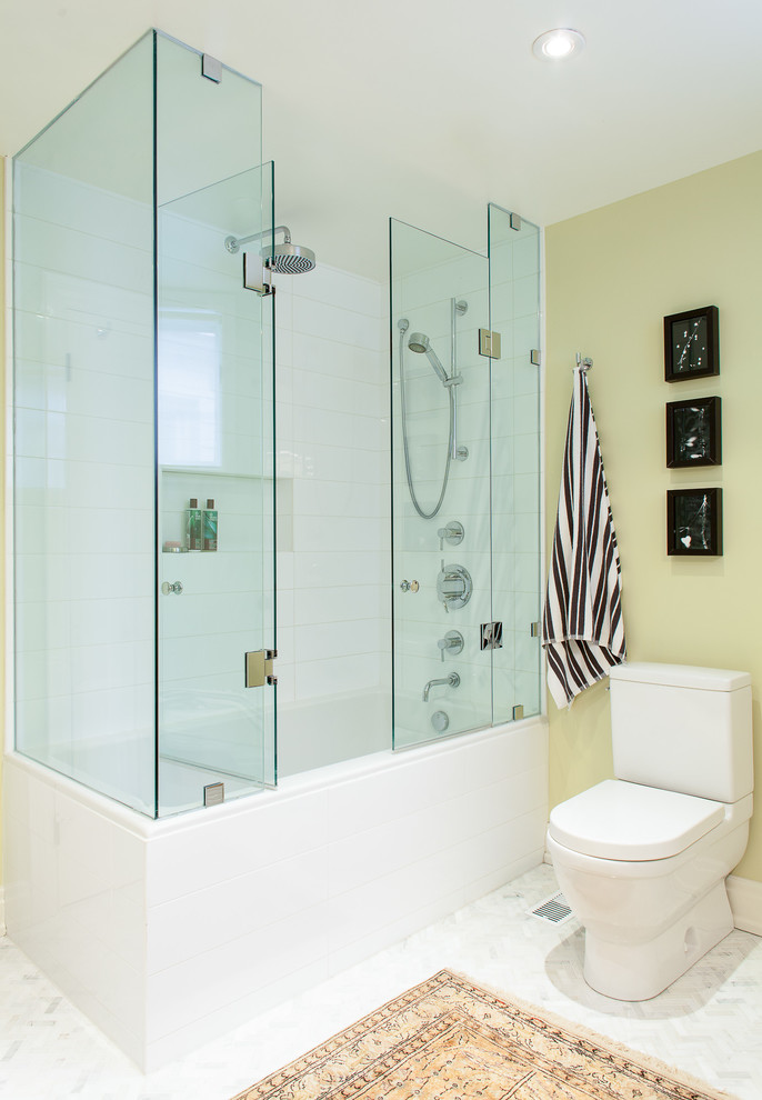 Idee per una stanza da bagno eclettica di medie dimensioni con vasca/doccia e WC monopezzo