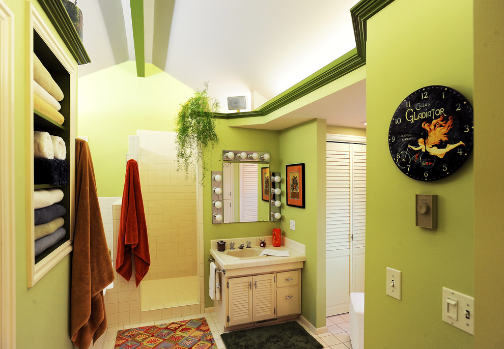 Свежая идея для дизайна: огромная главная ванная комната в классическом стиле с накладной раковиной, фасадами с филенкой типа жалюзи, белыми фасадами, столешницей из плитки, накладной ванной, душем в нише, раздельным унитазом, белой плиткой, керамической плиткой, зелеными стенами и полом из керамической плитки - отличное фото интерьера