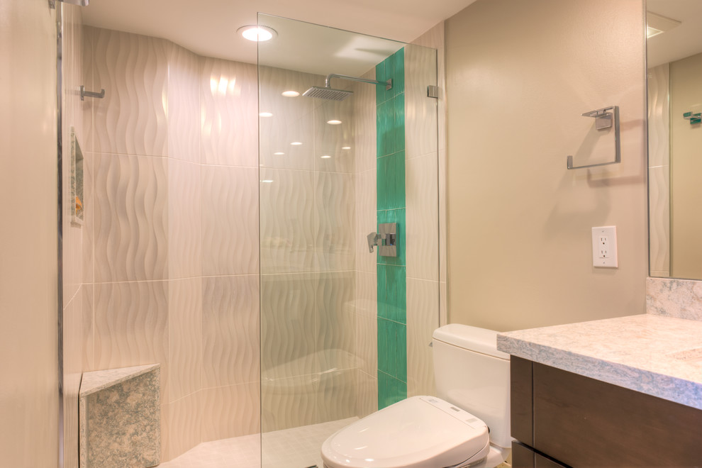Idéer för ett litet eklektiskt badrum med dusch, med släta luckor, skåp i mellenmörkt trä, en dusch i en alkov, en toalettstol med separat cisternkåpa, blå kakel, vit kakel, tunnelbanekakel, grå väggar, ett undermonterad handfat, granitbänkskiva och dusch med gångjärnsdörr