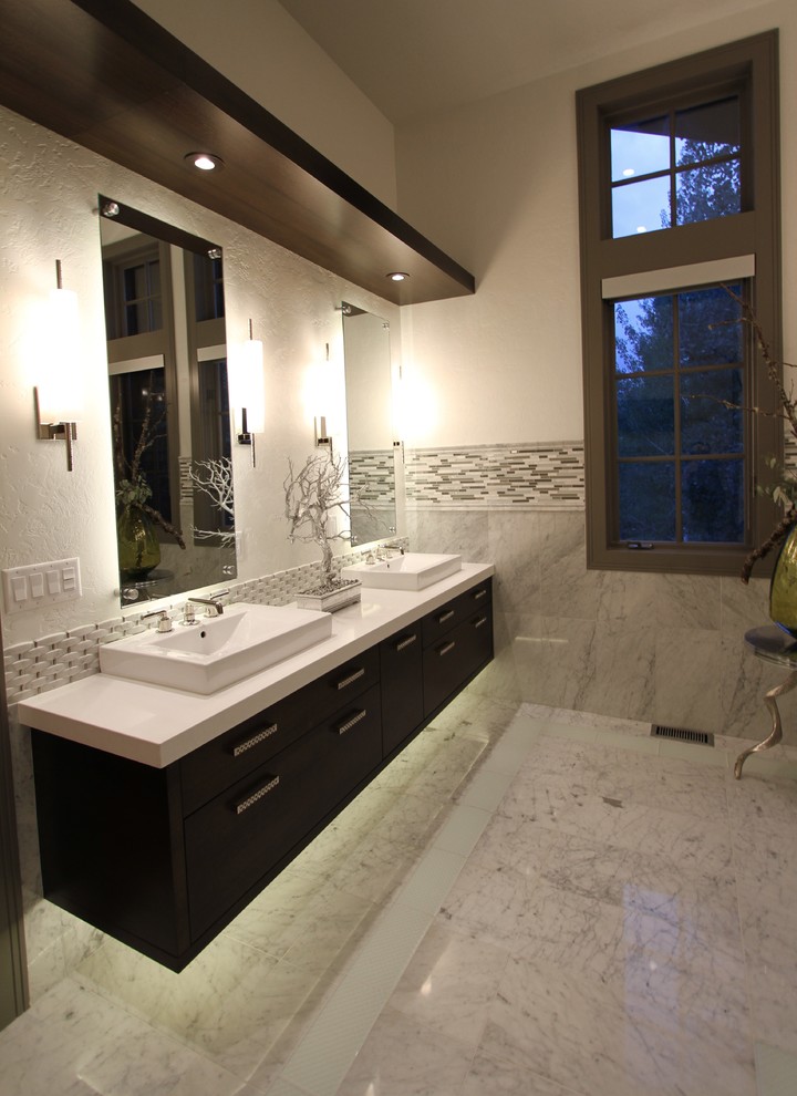 Источник вдохновения для домашнего уюта: главная ванная комната среднего размера в современном стиле с фасадами островного типа, темными деревянными фасадами, мраморной столешницей, белой плиткой, керамической плиткой, белыми стенами и мраморным полом