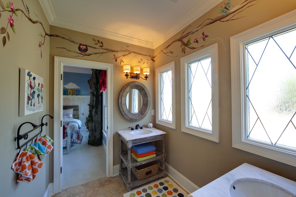 Cette image montre une salle de bain traditionnelle en bois vieilli avec un lavabo encastré et un placard sans porte.