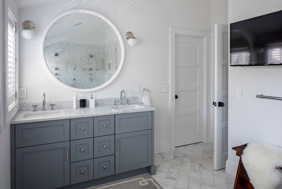 Immagine di una stanza da bagno padronale bohémian di medie dimensioni con ante in stile shaker, ante grigie, vasca ad angolo, pareti bianche, pavimento in marmo, lavabo sottopiano e top in marmo