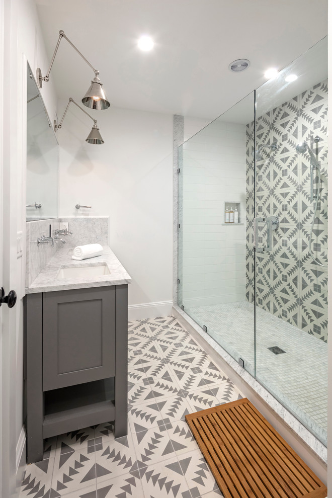 Esempio di una stanza da bagno bohémian di medie dimensioni con ante in stile shaker, ante grigie, pareti bianche, lavabo sottopiano e top in quarzo composito