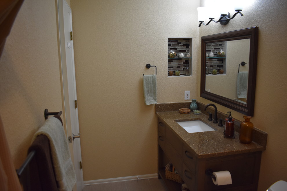 Mittelgroßes Stilmix Badezimmer mit flächenbündigen Schrankfronten, dunklen Holzschränken, Duschbadewanne, grauer Wandfarbe, Unterbauwaschbecken, braunem Boden und Duschvorhang-Duschabtrennung in Denver