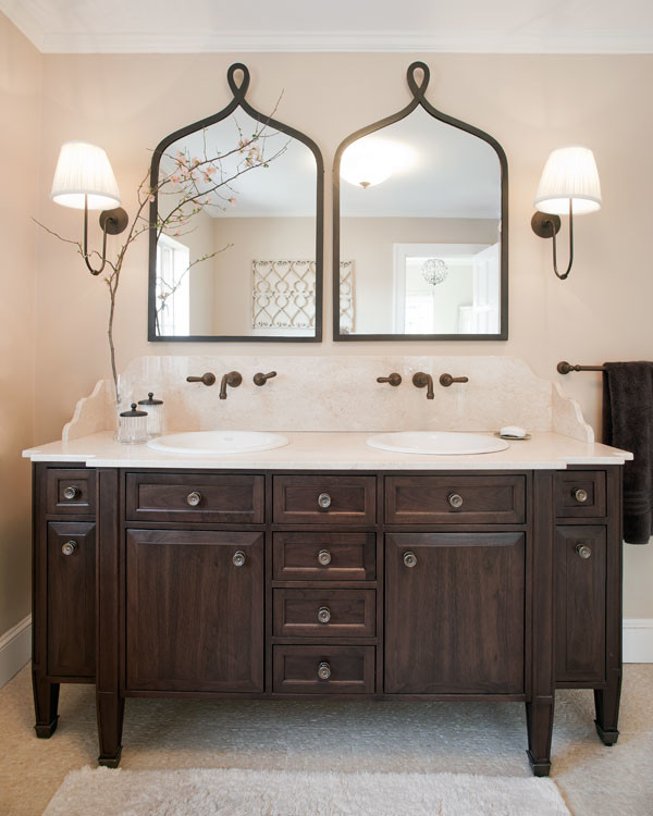 Immagine di una stanza da bagno vittoriana con ante in legno bruno, lavabo da incasso e top in superficie solida
