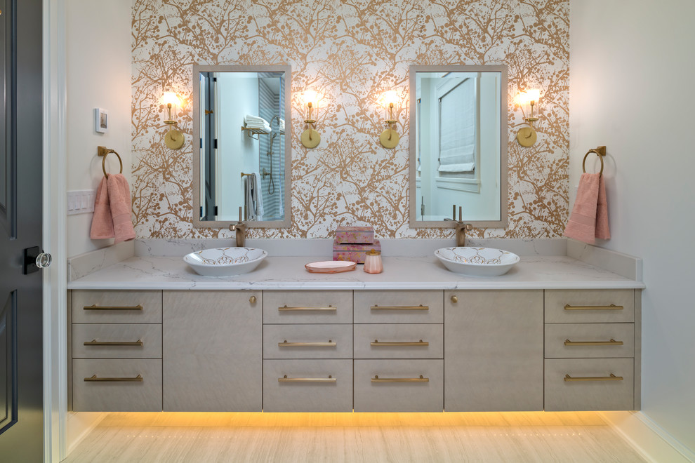 Источник вдохновения для домашнего уюта: ванная комната в морском стиле с плоскими фасадами, серыми фасадами, разноцветными стенами, настольной раковиной, бежевым полом и серой столешницей
