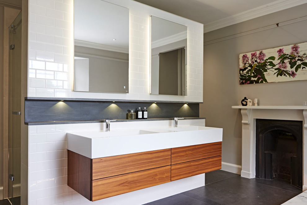 Пример оригинального дизайна: главная ванная комната среднего размера в стиле шебби-шик с подвесной раковиной, отдельно стоящей ванной, белой плиткой, серыми стенами и полом из керамогранита