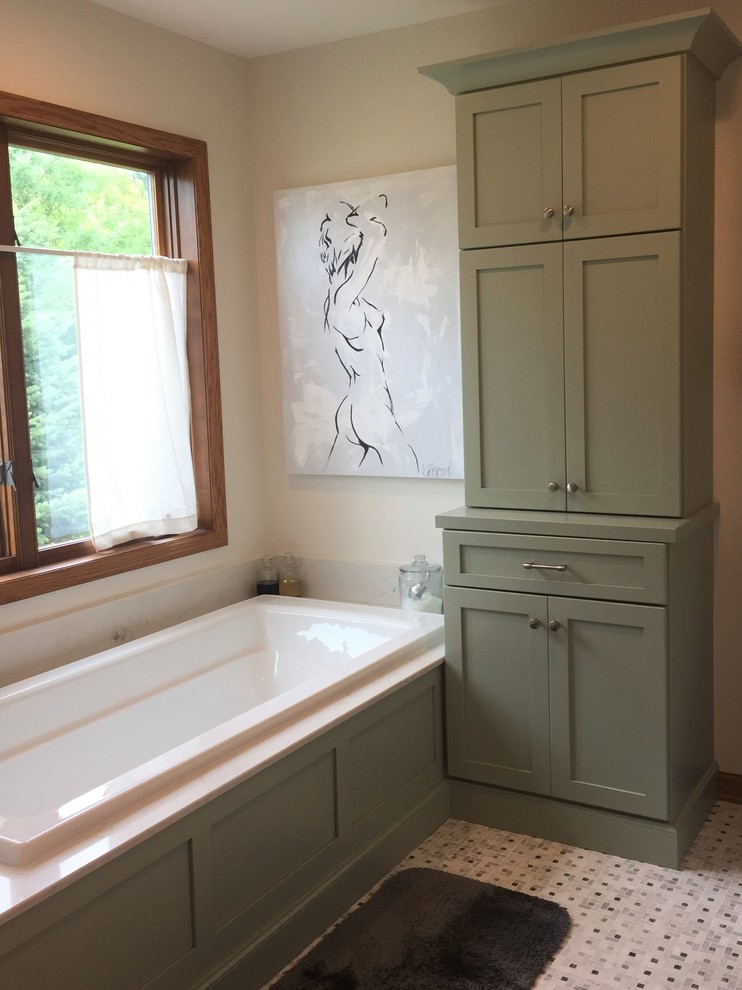 Inredning av ett klassiskt en-suite badrum, med skåp i shakerstil, gröna skåp, marmorgolv och ett platsbyggt badkar