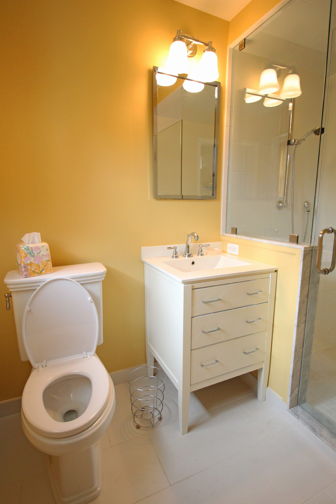 Idéer för ett mellanstort klassiskt badrum med dusch, med vita skåp, en dusch i en alkov, en toalettstol med separat cisternkåpa, vit kakel, keramikplattor, gula väggar, klinkergolv i keramik, ett undermonterad handfat, bänkskiva i kvarts och möbel-liknande