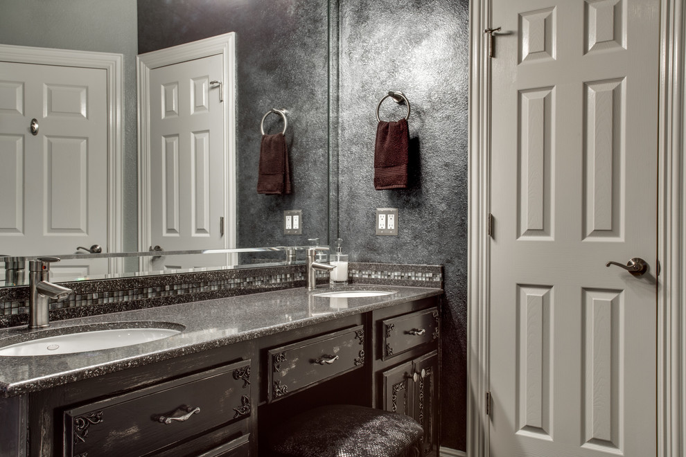 Esempio di una stanza da bagno padronale contemporanea con consolle stile comò, piastrelle a mosaico, pareti grigie, lavabo sottopiano, top in quarzo composito e ante con finitura invecchiata