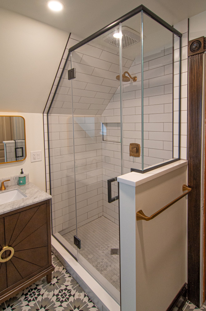 Eklektisk inredning av ett badrum, med vit kakel och dusch med gångjärnsdörr