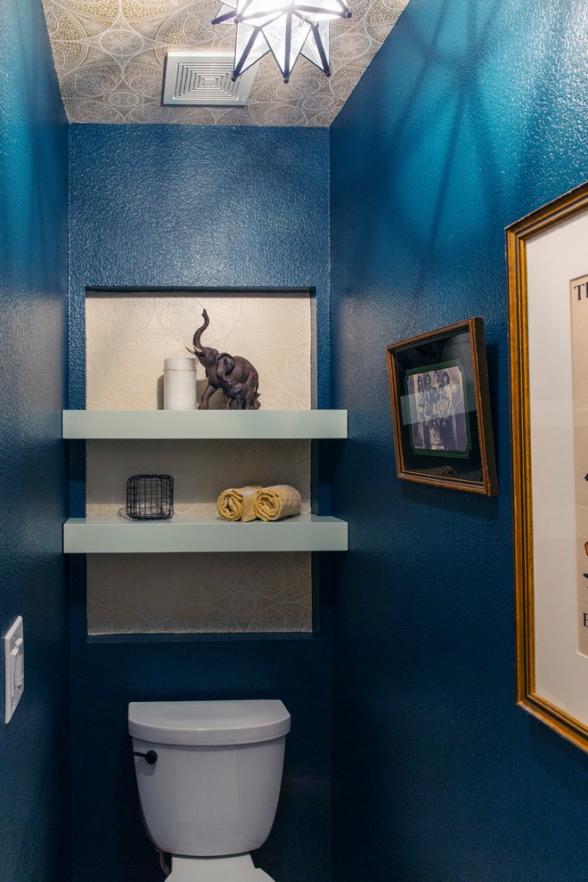 Kleine Stilmix Gästetoilette mit flächenbündigen Schrankfronten, blauen Schränken, blauer Wandfarbe, Porzellan-Bodenfliesen, Quarzwerkstein-Waschtisch und weißer Waschtischplatte in San Francisco