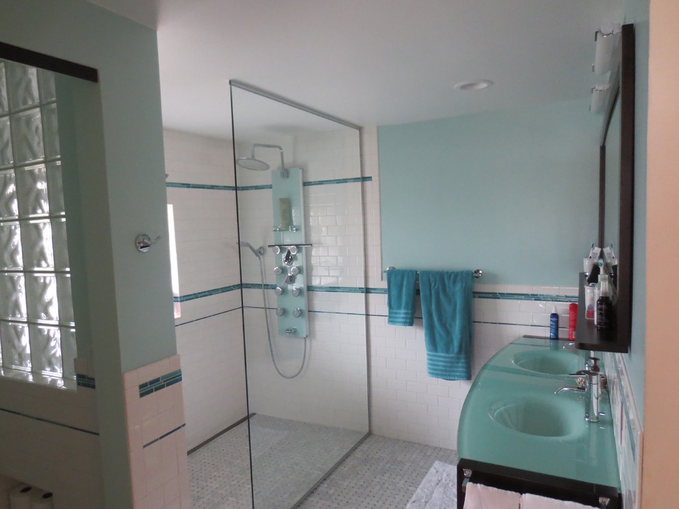Idee per una stanza da bagno padronale eclettica di medie dimensioni con piastrelle bianche, piastrelle diamantate, top in vetro e top blu