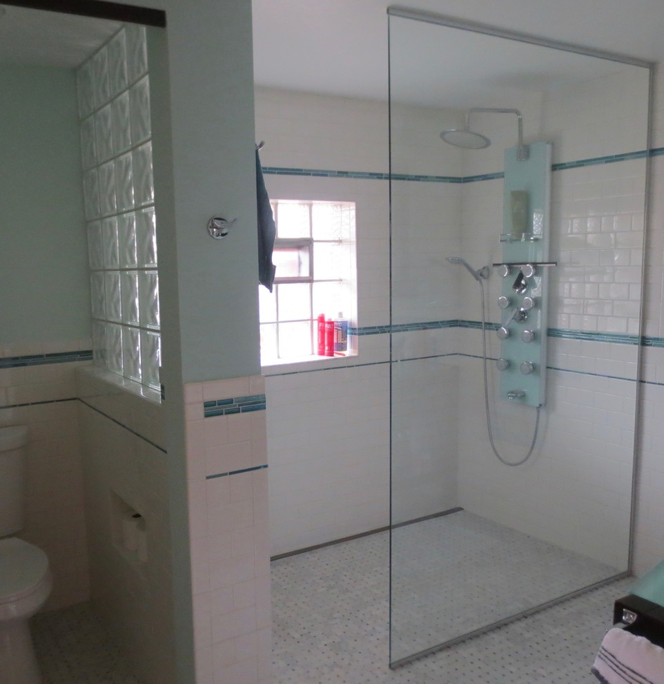 Свежая идея для дизайна: главная ванная комната среднего размера в стиле фьюжн с белой плиткой, плиткой кабанчик, стеклянной столешницей и синей столешницей - отличное фото интерьера