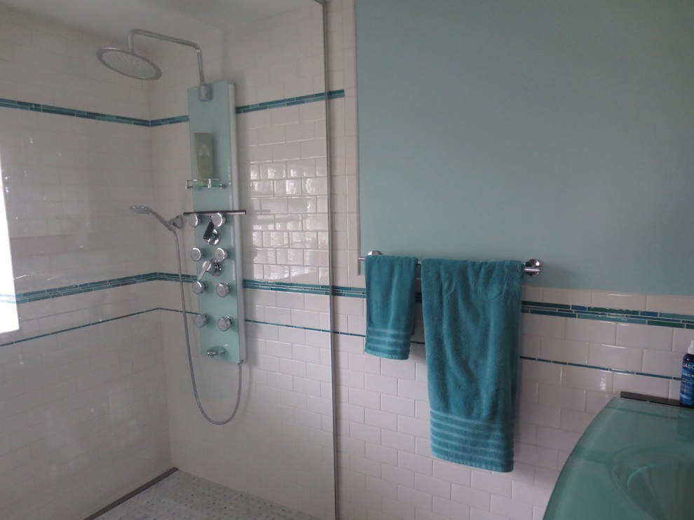 Inspiration pour une salle de bain principale bohème de taille moyenne avec un carrelage blanc, un carrelage métro, un plan de toilette en verre et un plan de toilette bleu.