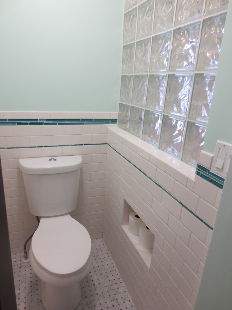 Idéer för mellanstora eklektiska blått en-suite badrum, med en dusch i en alkov, en toalettstol med separat cisternkåpa, vit kakel, tunnelbanekakel, blå väggar, ett integrerad handfat, bänkskiva i glas, vitt golv och med dusch som är öppen