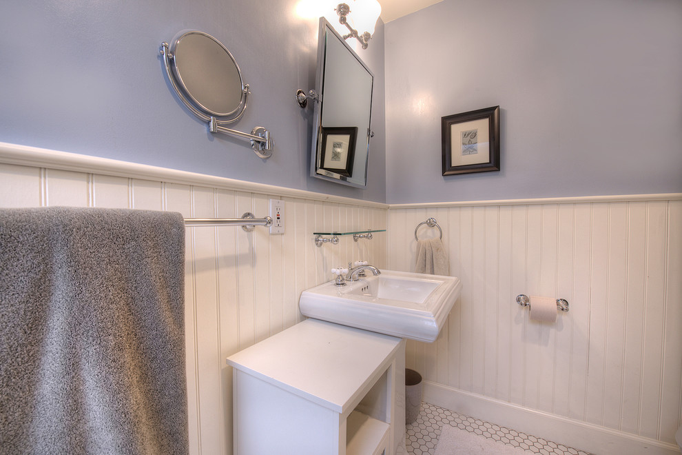 Foto di una piccola stanza da bagno boho chic con lavabo a colonna, pareti viola e pavimento con piastrelle a mosaico