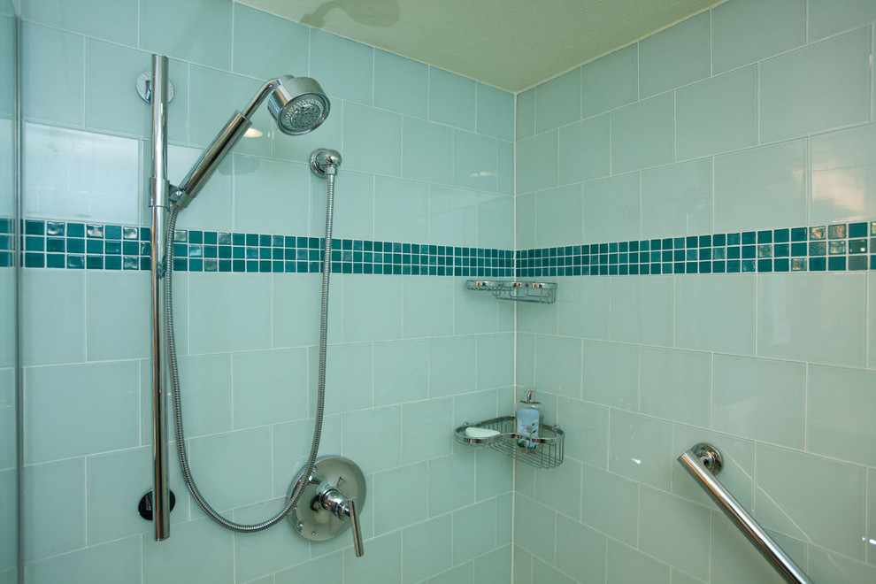 Idee per una stanza da bagno bohémian con doccia alcova, piastrelle verdi e piastrelle di vetro