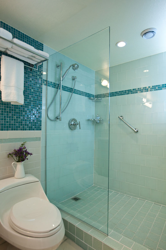 Idéer för ett eklektiskt badrum, med en dusch i en alkov, grön kakel och mosaik