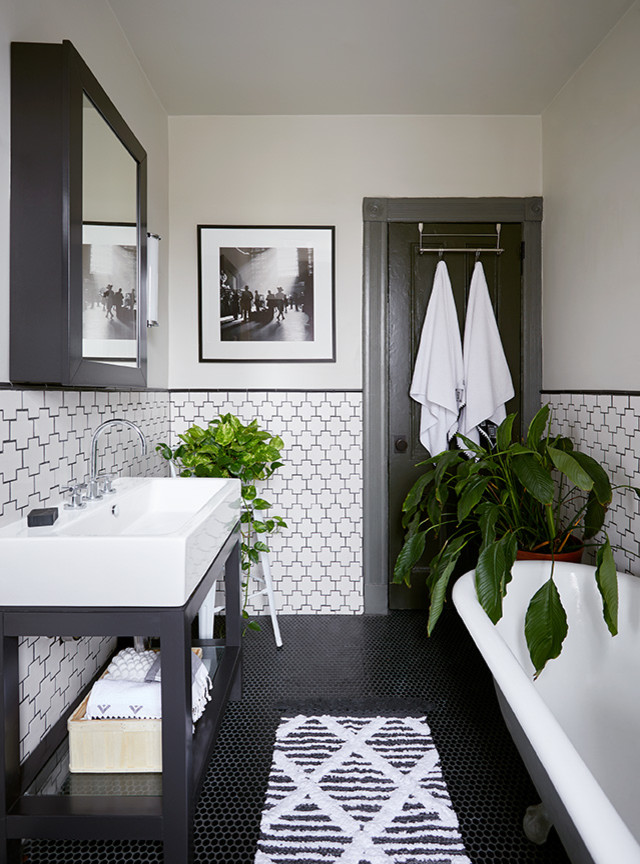 Idéer för ett mellanstort nordiskt en-suite badrum, med öppna hyllor, svarta skåp, ett badkar med tassar, vit kakel, keramikplattor, vita väggar, klinkergolv i keramik, ett konsol handfat och svart golv