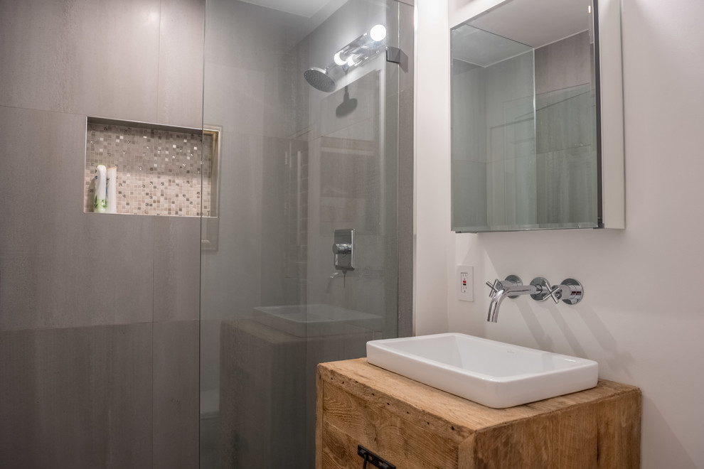 Inspiration för mellanstora moderna badrum, med skåp i ljust trä, en öppen dusch, vita väggar, klinkergolv i porslin, ett nedsänkt handfat, träbänkskiva, grått golv och dusch med gångjärnsdörr