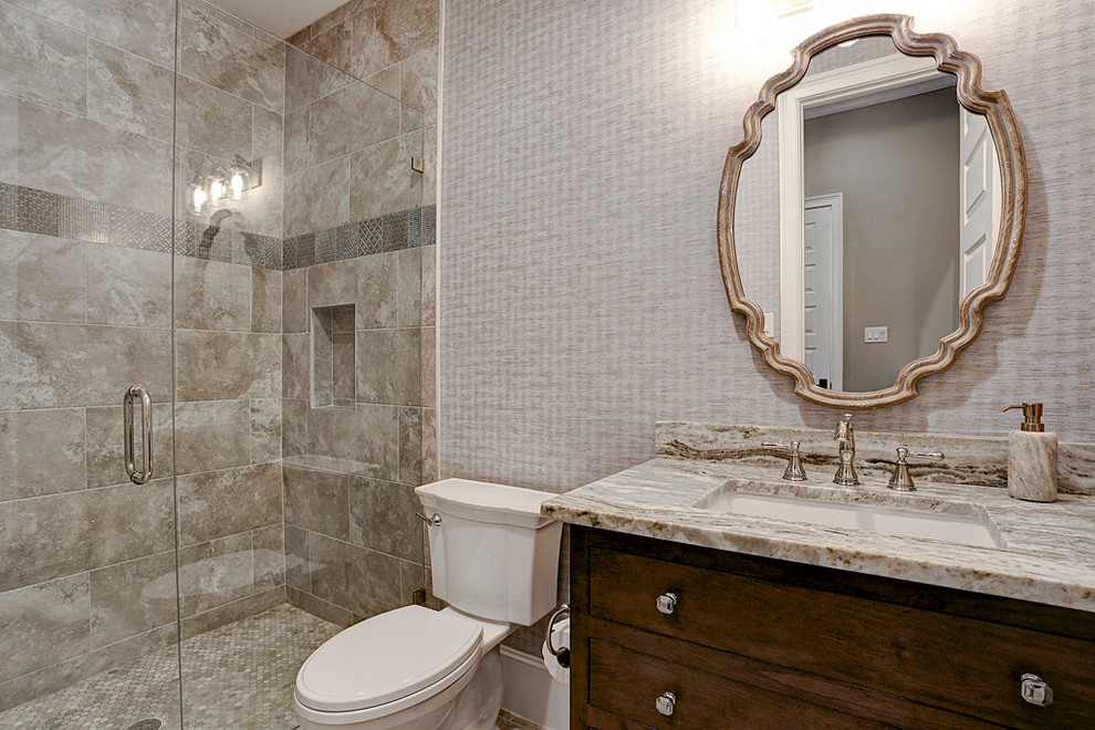 Ejemplo de cuarto de baño de estilo de casa de campo grande con baldosas y/o azulejos beige, paredes beige, lavabo bajoencimera y encimera de granito