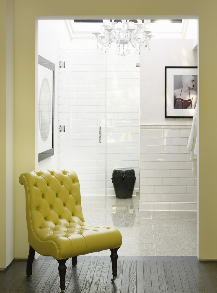Bild på ett funkis badrum, med en dusch i en alkov, vit kakel och tunnelbanekakel
