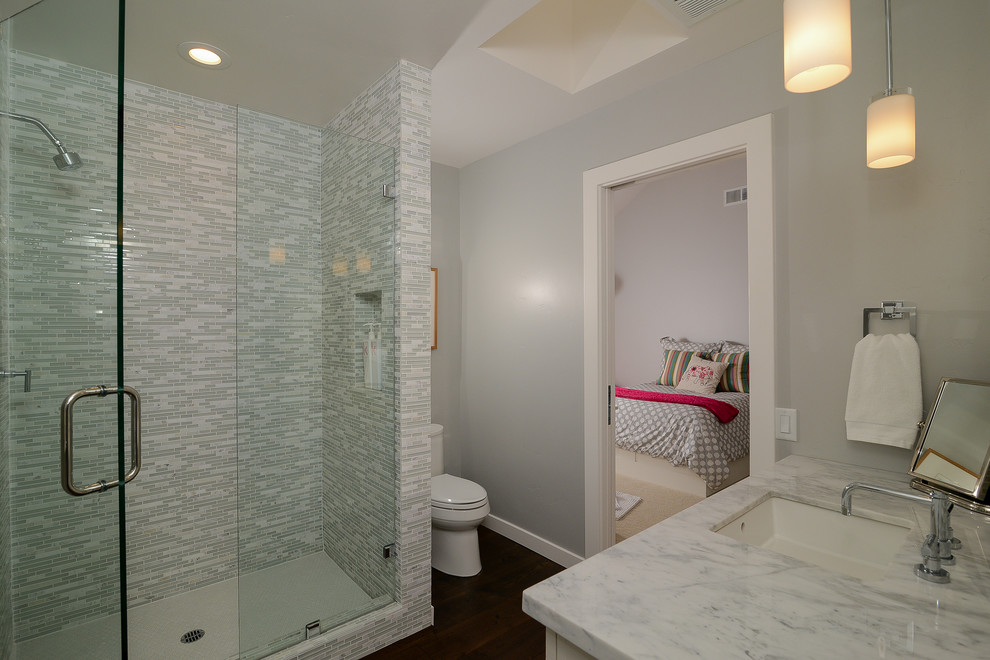 サクラメントにある高級な中くらいなコンテンポラリースタイルのおしゃれな子供用バスルーム (白いキャビネット、大理石の洗面台、アルコーブ型シャワー、モザイクタイル、グレーの壁) の写真