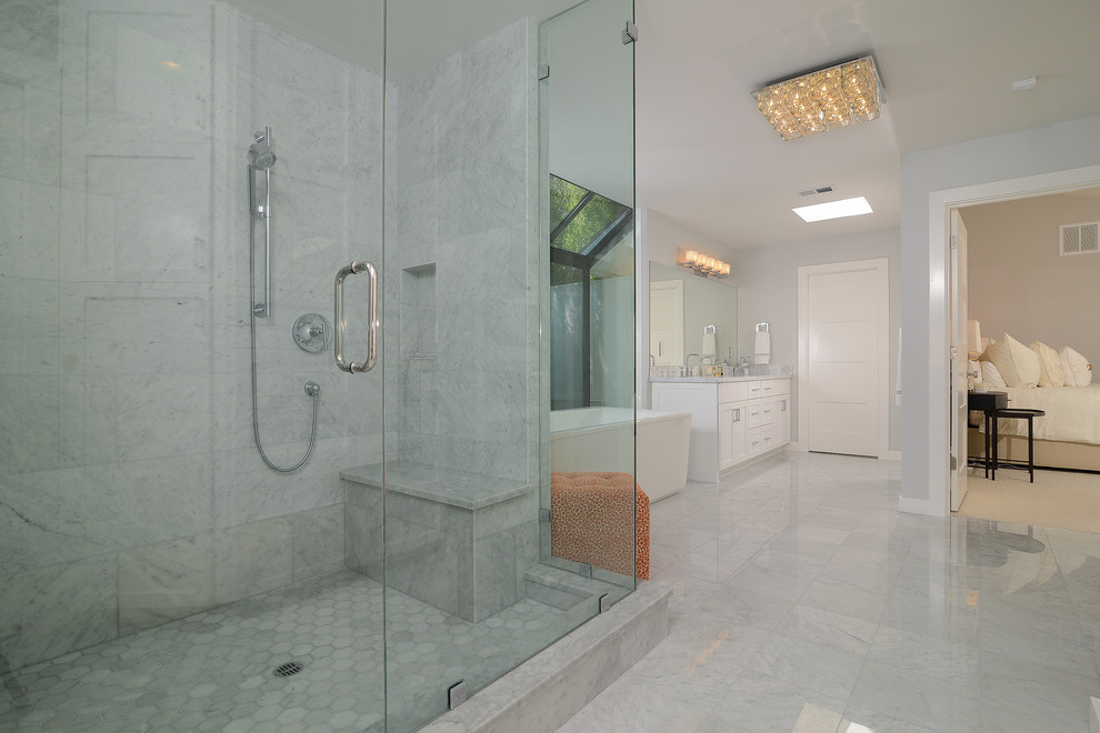サクラメントにある高級な広いコンテンポラリースタイルのおしゃれなマスターバスルーム (白いキャビネット、置き型浴槽、コーナー設置型シャワー、石タイル) の写真
