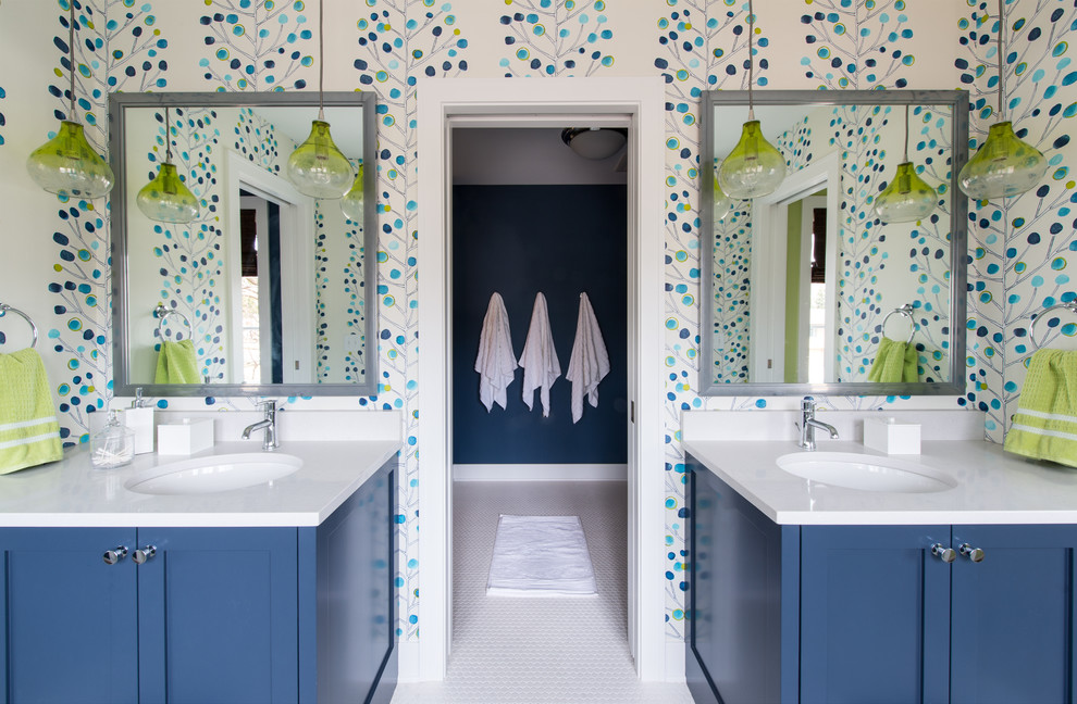 Idée de décoration pour une salle de bain tradition pour enfant avec un lavabo encastré, un placard à porte shaker, des portes de placard bleues, un carrelage blanc et un mur multicolore.