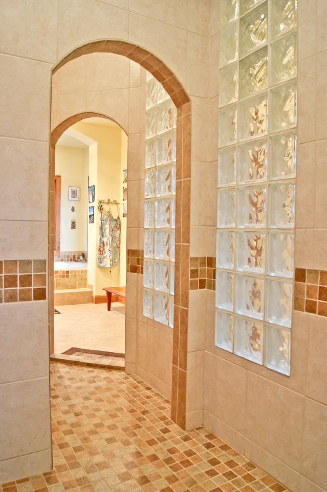 Inspiration pour une salle de bain traditionnelle avec un carrelage beige.