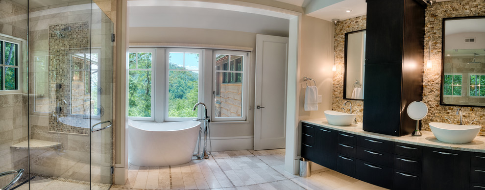 Exempel på ett stort eklektiskt en-suite badrum, med släta luckor, skåp i mellenmörkt trä, ett fristående badkar, en kantlös dusch, flerfärgad kakel, stenhäll, beige väggar, klinkergolv i porslin, ett fristående handfat och granitbänkskiva
