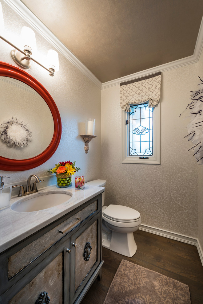 Foto på ett litet eklektiskt badrum, med möbel-liknande, grå skåp, vita väggar, mörkt trägolv, ett undermonterad handfat, granitbänkskiva och grått golv